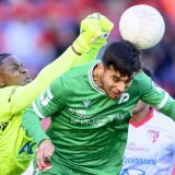 Le gardien Timothy Fayulu (SIO), gauche, lutte pour le ballon avec Boris Cespedes (YS), droite, lors de la rencontre de football de Swiss Super League entre le FC Sion, SIO, et le Yverdon Sport FC, YS, ce samedi 5 octobre 2024 au Stade de Tourbillon a Sion. (KEYSTONE/Laurent Gillieron)